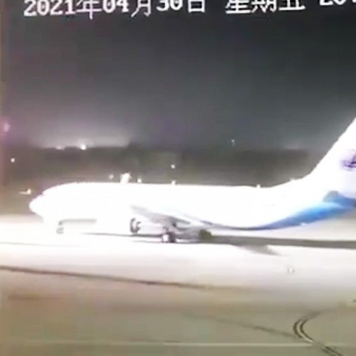 چرخش هواپیمای مسافربری در فرودگاه به علت وزش باد شدید