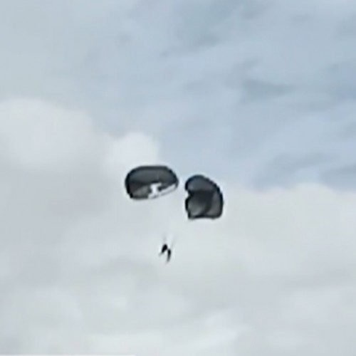 (فیلم) در هم پیچیدن دو چتر نجات در میان زمین و آسمان