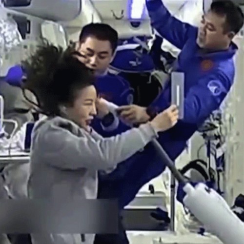 (فیلم) دردسرهای کوتاه کردن مو در فضا 