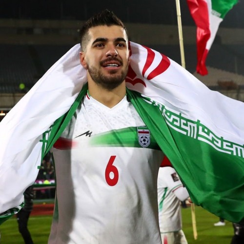 دلداری دادن بازیکنان آمریکا به عزت‌اللهی پس از شکست ایران