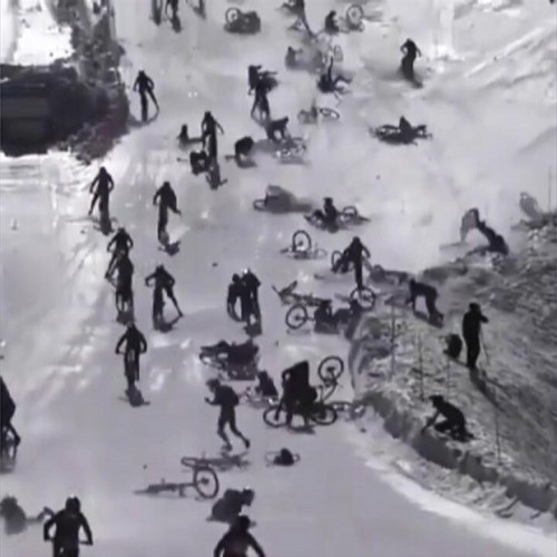 (فیلم) دومینوی دوچرخه سواران در پیست برفی!