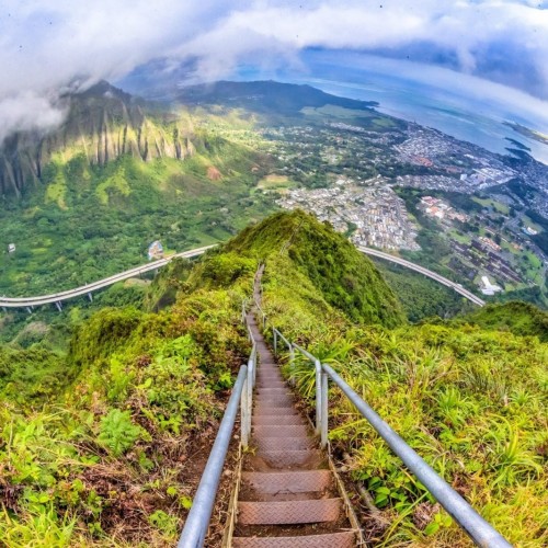 (عکس) 8 پله بزرگ عجیب در نوک کوه به سمت بهشت