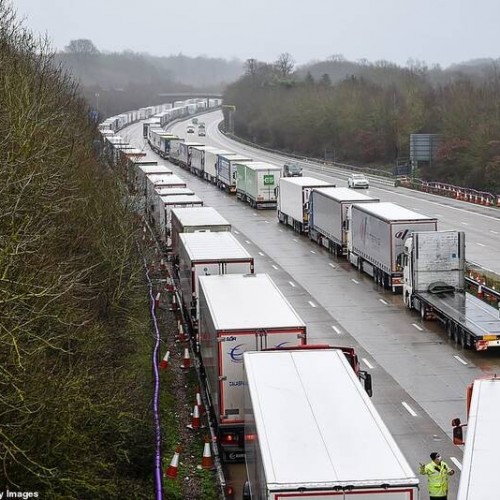 (عکس) ازدحام کامیون‌ها در بنادر انگلیس