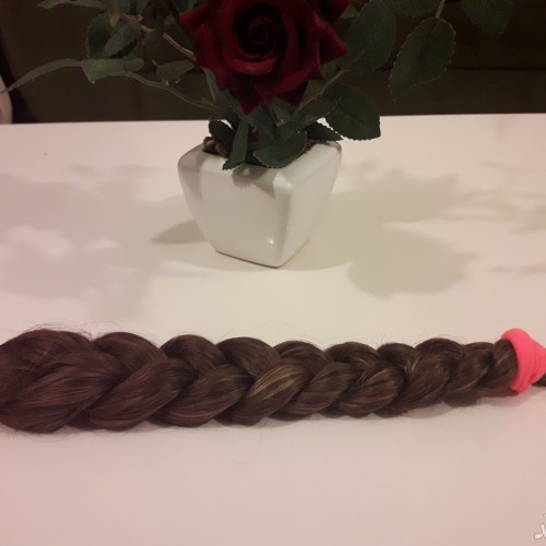(عکس) فروش موی دختر ۹ساله برای خرید موبایل!