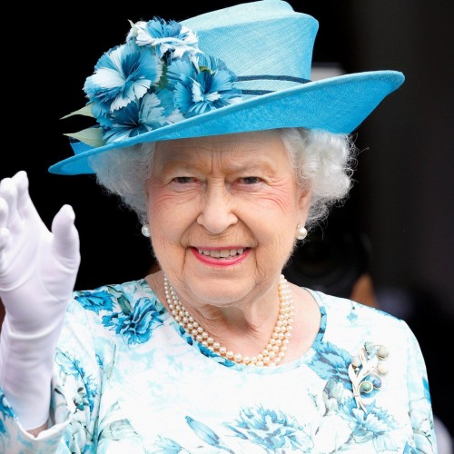 (عکس) ملکه برای اولین بار با ماسک در انظار عمومی
