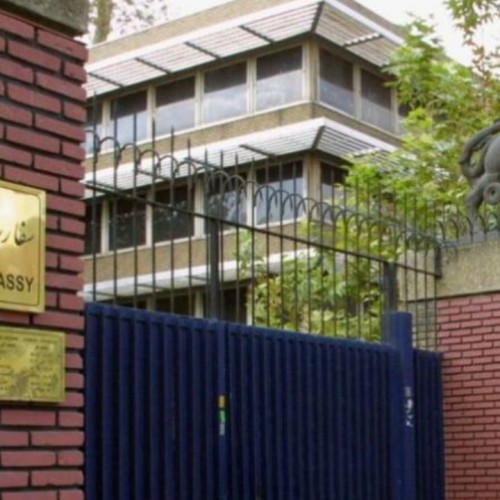 (عکس) سفارت انگلیس در تهران به رنگ آبی درآمد