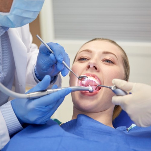 علل ایجاد لکه‌های سفید روی دندان‌ها و درمان ان