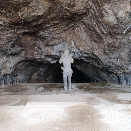 फ़ार्स प्रांत में, काज़ेरुन की ससानिद शाहपुर गुफा