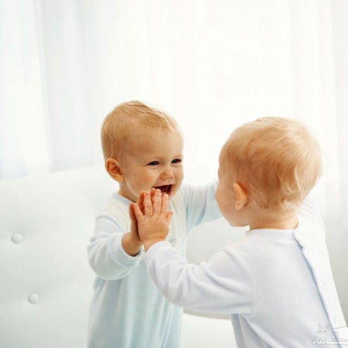 فواید بازی کردن نوزاد با آینه
