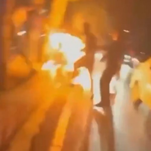 (فیلم +18) لحظه هولناک آتش زدن یک بسیجی توسط اغتشاشگران
