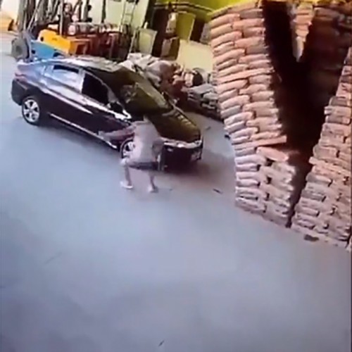 (فیلم) عاقبت پارک کردن اتومبیل در کارگاه