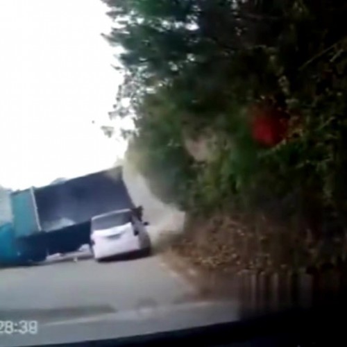 (فیلم) عاقبت سبقت بی جای یک کامیون در جاده