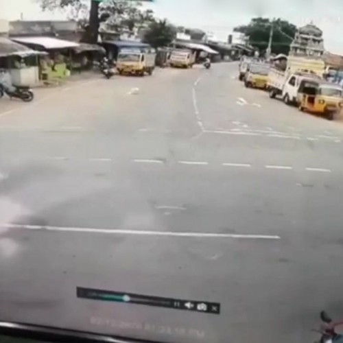 (فیلم) عبور کامیون از روی پیرزن هندی