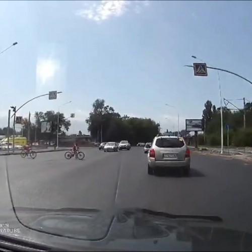 (فیلم) عبور خطرآفرین دو کودک دوچرخه سوار از عرض خیابان