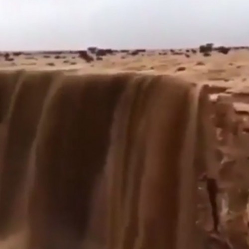 (فیلم) آبشار شنی عجیب در عربستان سعودی