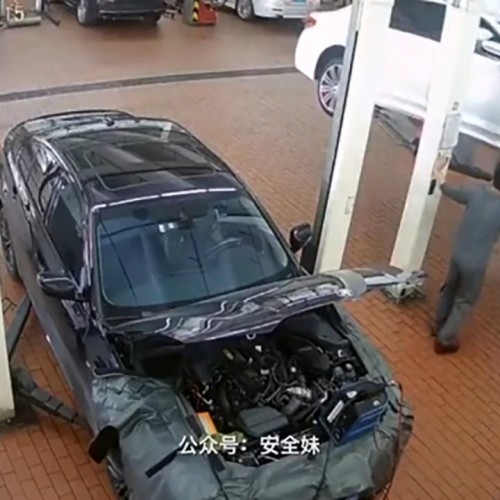 (فیلم) افتادن ماشین روی شاگرد مکانیک