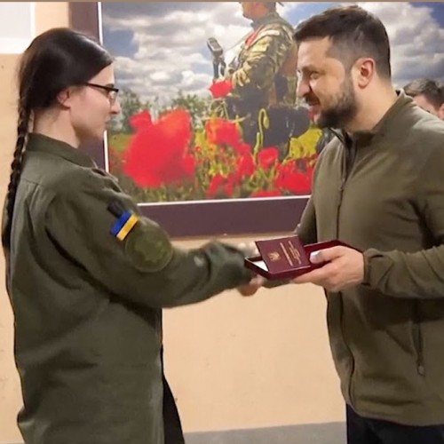 (فیلم) اهدای مدال از طرف زلنسکی به سربازان شجاع