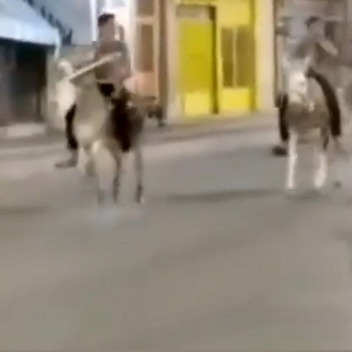 (فیلم) الاغ سواری وسط شهر برای فرار از محدودیت های شبانه!