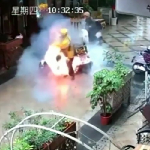 (فیلم) انفجار باتری موتورسیکلت برقی حین حرکت