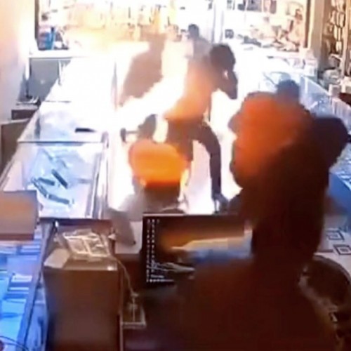 (فیلم) انفجار موبایل در صورت یک مرد هنگام تعویض باتری