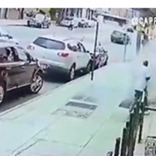 (فیلم) انفجار ناگهانی پیاده رو در نیویورک