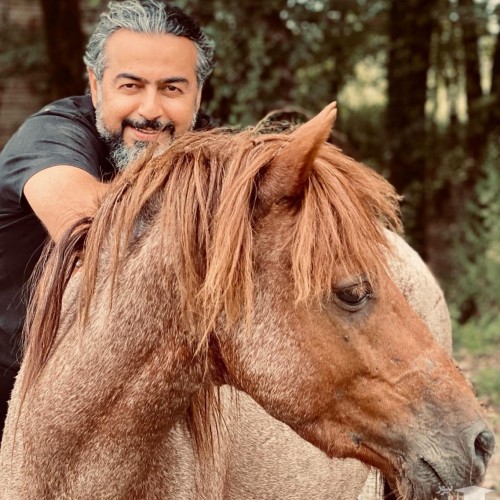 (فیلم) آواز دلنشین همای برای اسب زیباروی خود