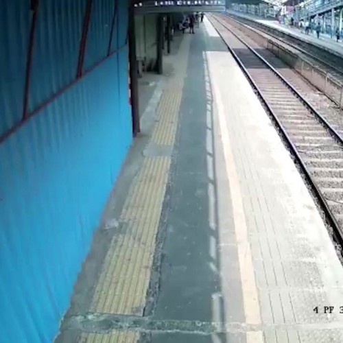 (فیلم) اقدام خطرناک یک مرد هندی در عبور از مقابل قطار