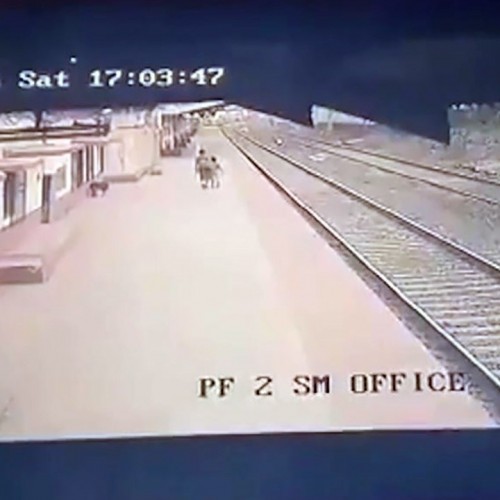 (فیلم) اقدام شجاعانه کارگر راه آهن در نجات جان یک بچه