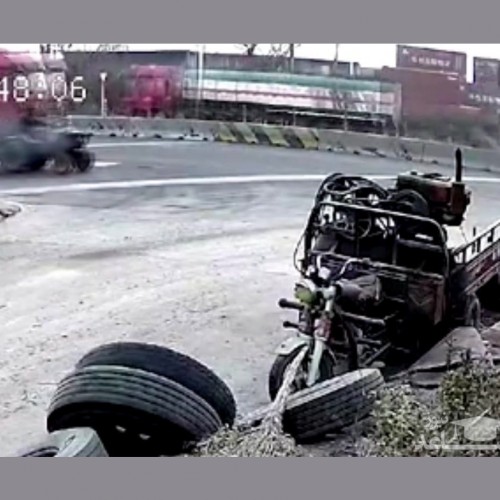 (فیلم) اتفاق غیرمنتظره برای راننده یک تراکتور