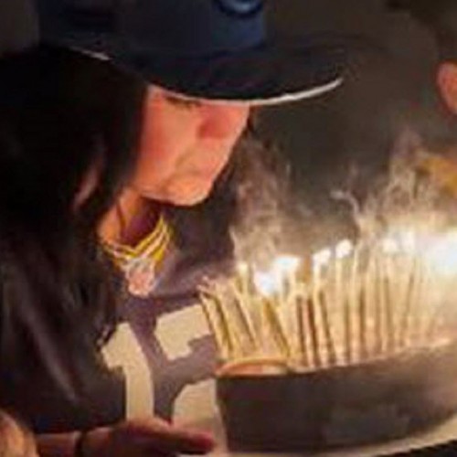 (فیلم) آتش گرفتن موی زن جوان در جشن تولدش