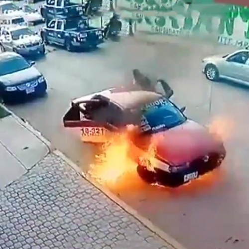 (فیلم) آتش گرفتن تاکسی به دلیل نقص فنی