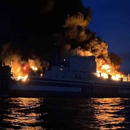 (فیلم) آتش سوزی کشتی مسافربری ایتالیایی وسط دریا