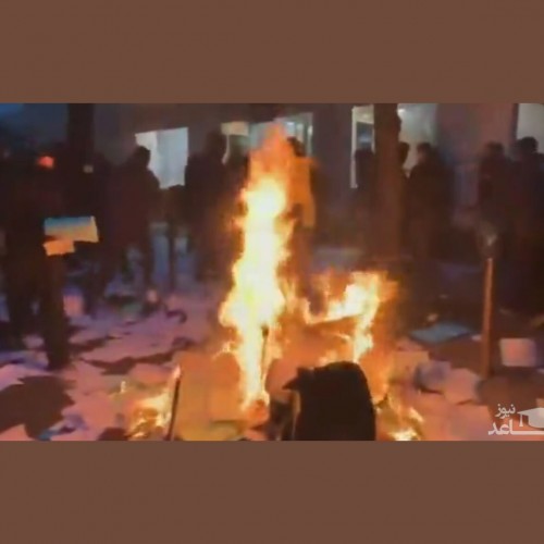 (فیلم) آتش زدن اسناد و مدارک بانک توسط معترضان فرانسوی