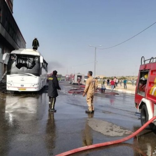 (فیلم) آتش‌گرفتن اتوبوس در بلوار وکیل‌آباد مشهد