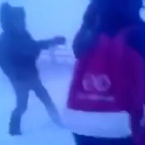 (فیلم) بازگشت دانش آموزان روسی از مدرسه به خانه در سرمای شدید زمستان