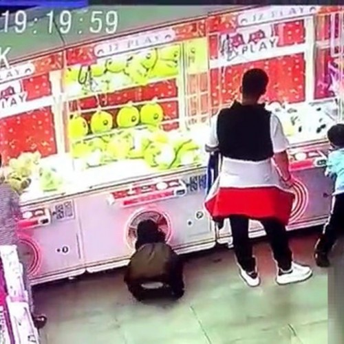 (فیلم) بازیگوشی دردسرساز یک دختر بچه!