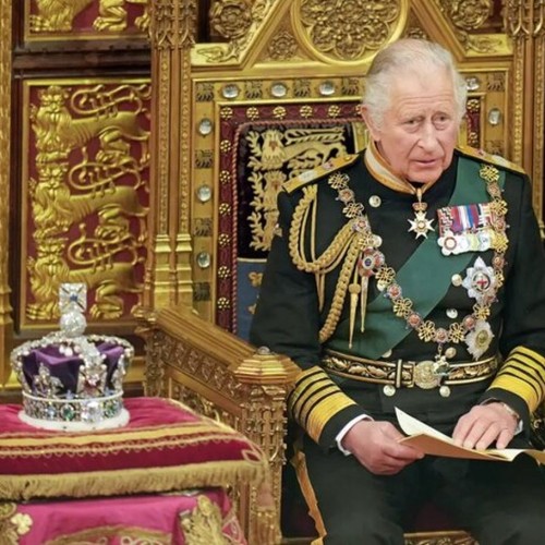 (فیلم) بی ادبی پادشاه چارلز سوم، جنجالی شد