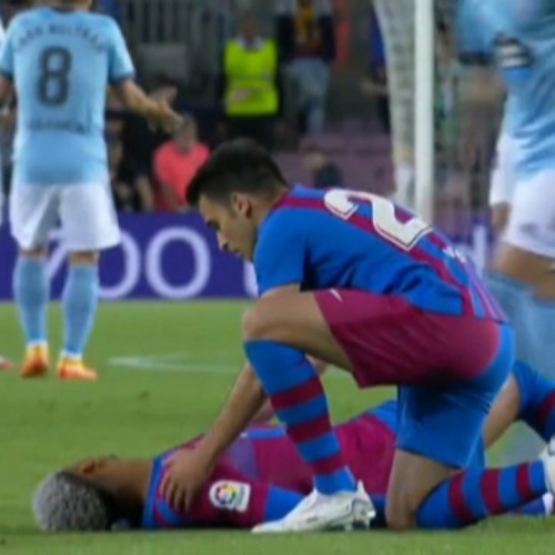 (فیلم) بیهوشی مدافع بارسلونا بعد از اصابت ضربه به سر
