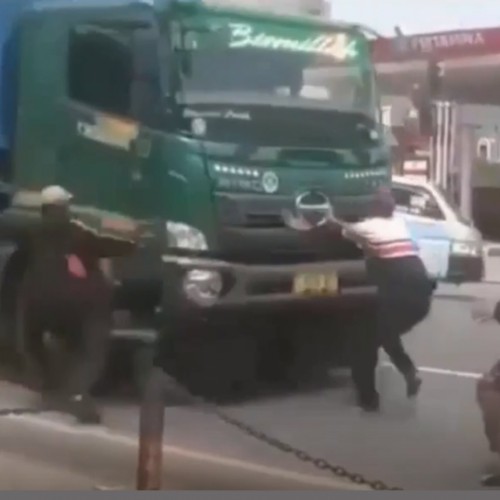 (فیلم) چالش انداختن خود جلوی کامیون؛ یک نوجوان کشته شد!