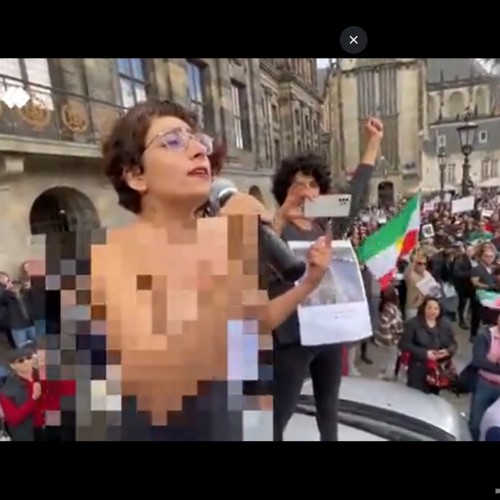 (فیلم) دختر کاملا برهنه ایرانی در تجمعات/ پشت میکروفون چه شعاری می داد؟