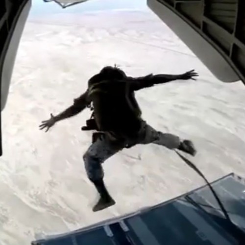 (فیلم) دلیل مهم پرش دردناک چتر باز، از زبان خودش