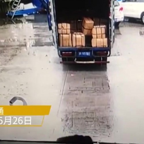 (فیلم) فرار به موقع یک زن از له شدن پشت کامیون