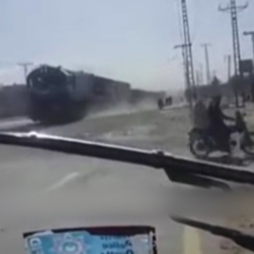 (فیلم) فرار لحظه آخری موتورسواران از له شدن در زیر قطارها