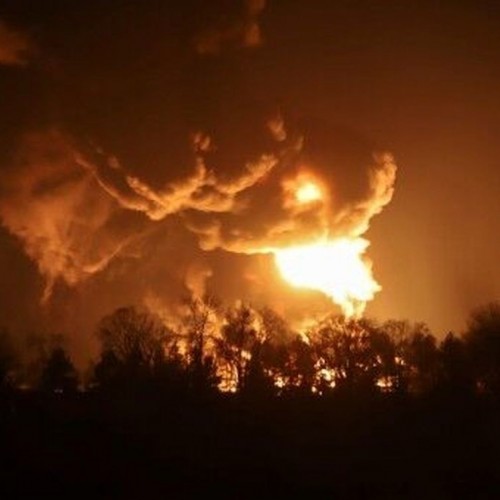 (فیلم) فرار مجری شبکه «سی‌بی‌اس» بعد از انفجار در کی‌یف