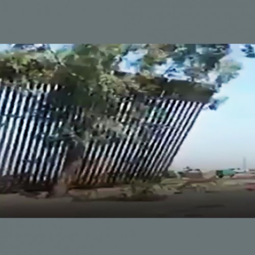 (فیلم) فرو ریختن دیوار مرزی ترامپ بر اثر طوفان