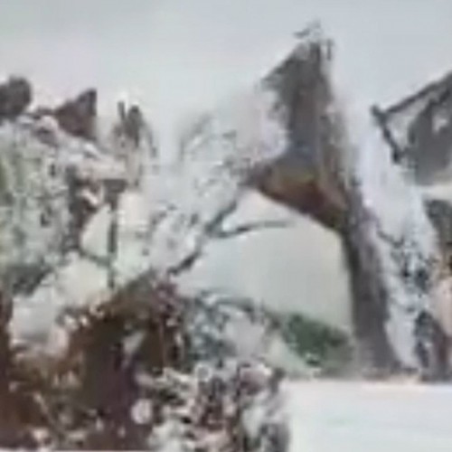 (فیلم) فرو ریختن سقف یک خانه زیر فشار برف سنگین