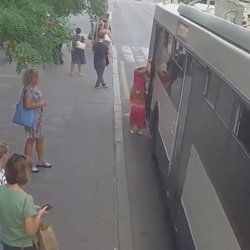 (فیلم) گیر کردن دست پیرزن بین درب‌های اتوبوس در حال حرکت