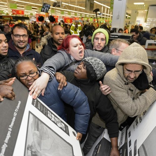 (فیلم) حمله مردم به فروشگاه‌ها برای خرید در جمعه سیاه