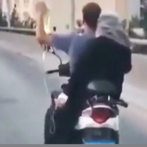 (فیلم) حرکت عجیب موتورسواری که زنی بیمار را حمل می کرد!