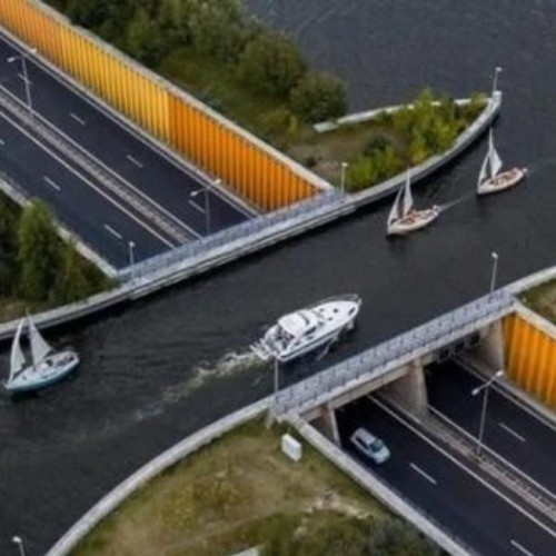 (فیلم) یک پل آبی حیرت‌انگیز بر فراز جاده‌ای در هلند